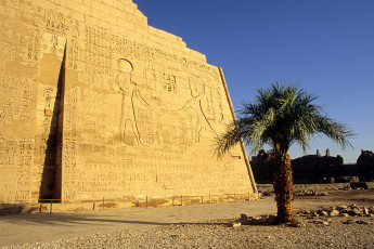 Medinet Habu, Ramses III smiting foes