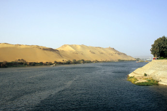 The desert meets the Nile at Aswan