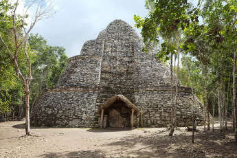 The Oval Temple, Coba